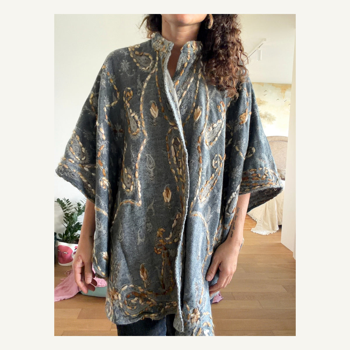 işlemeli gri/mavi kaftan