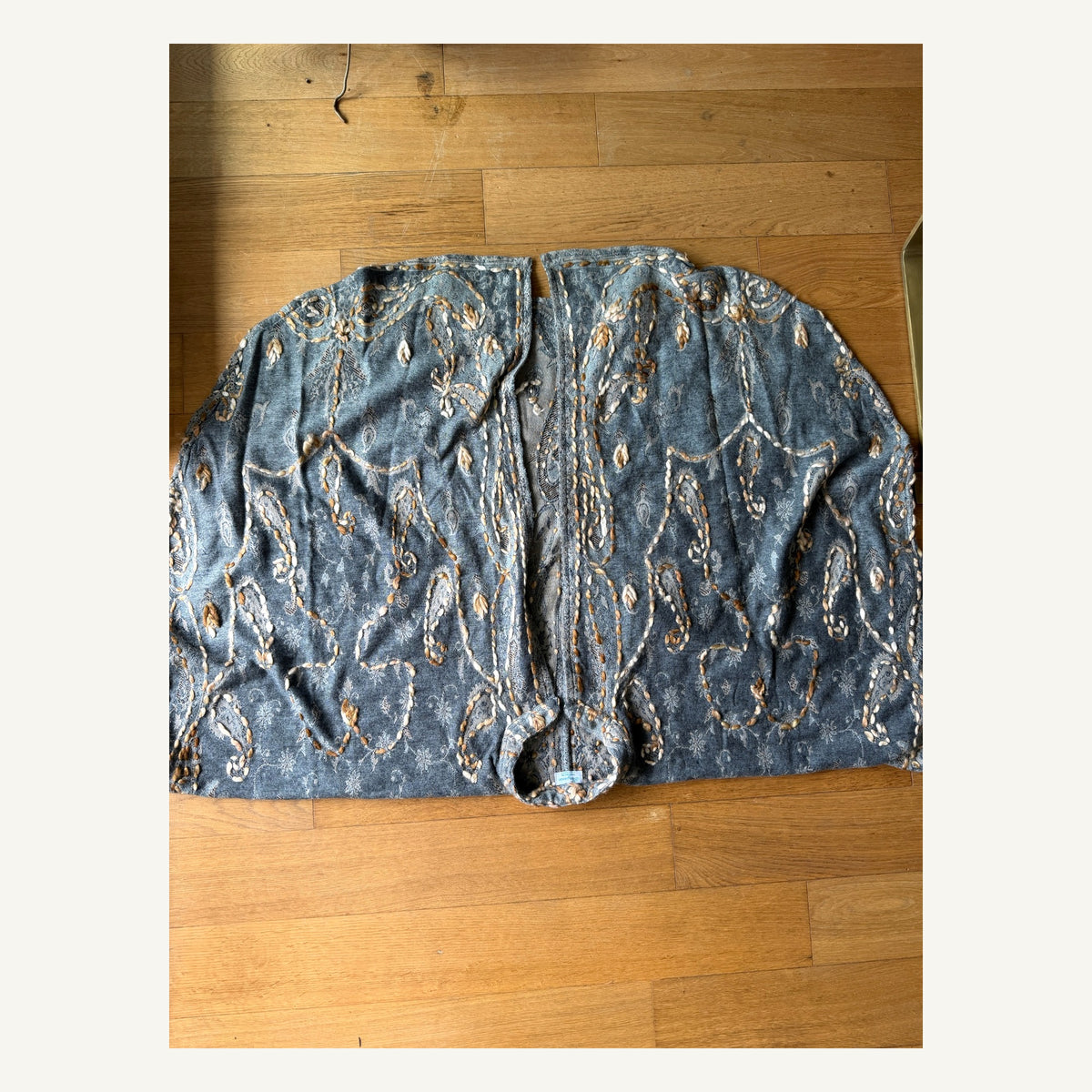 işlemeli gri/mavi kaftan
